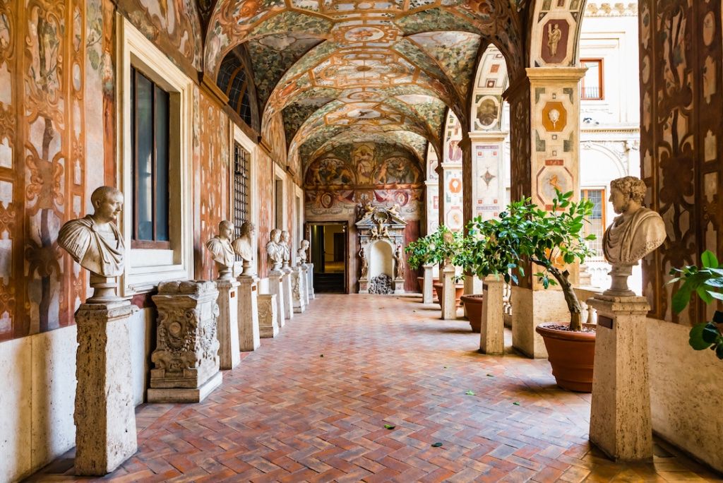 Allée d'entrée du musée Palazzo Altemps à Rome