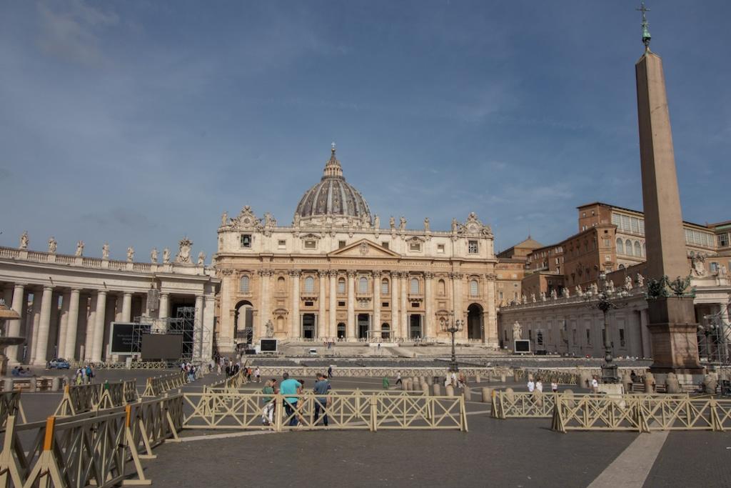 Basilique Saint Pierre avec son obélisque à Rome