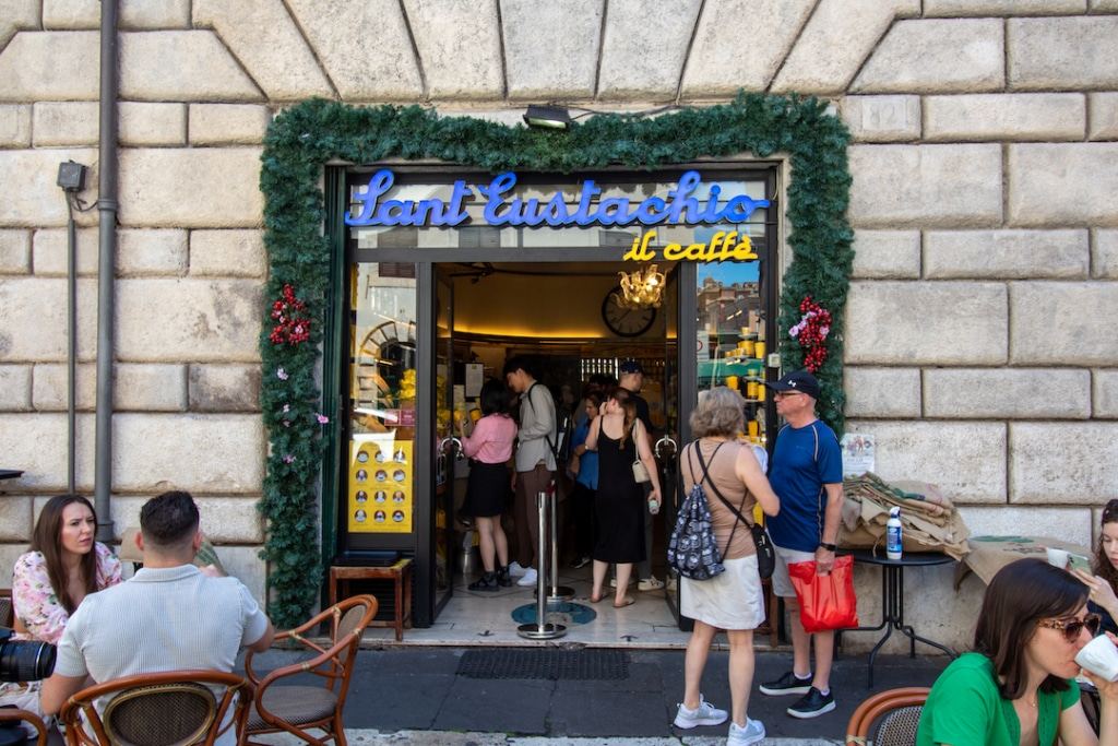 Extérieur du Café Sant Eustachio à Rome