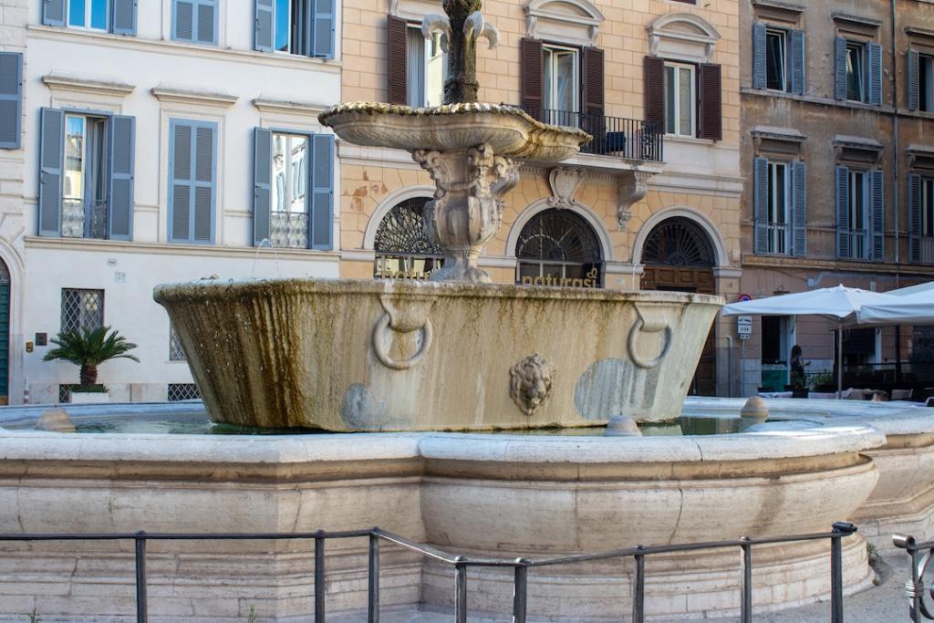 Fontaine de la place Farnèse à Rome