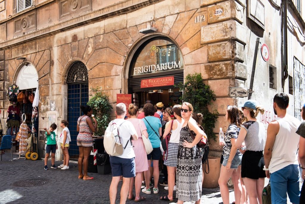 File d'attente devant le glacier Frigidarium à Rome