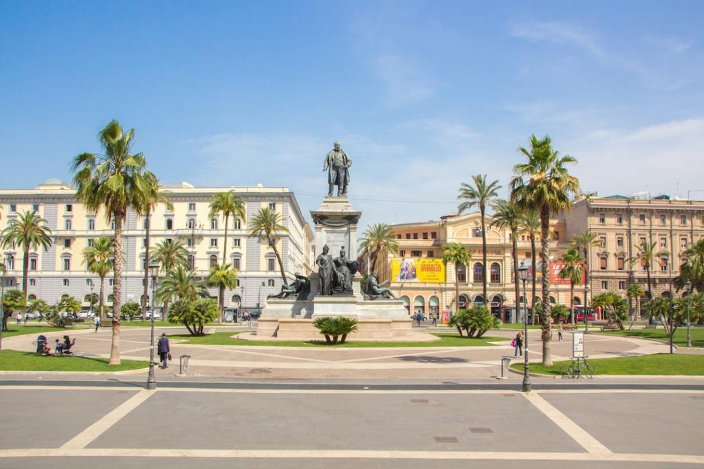 Piazza Cavour à Rome ornée de palmiers et de statues