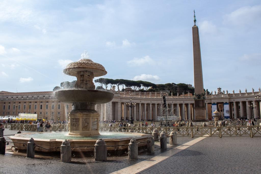 Fontaine de la Place Saint Pierre avec l'obélisque en arrière plan à Rome