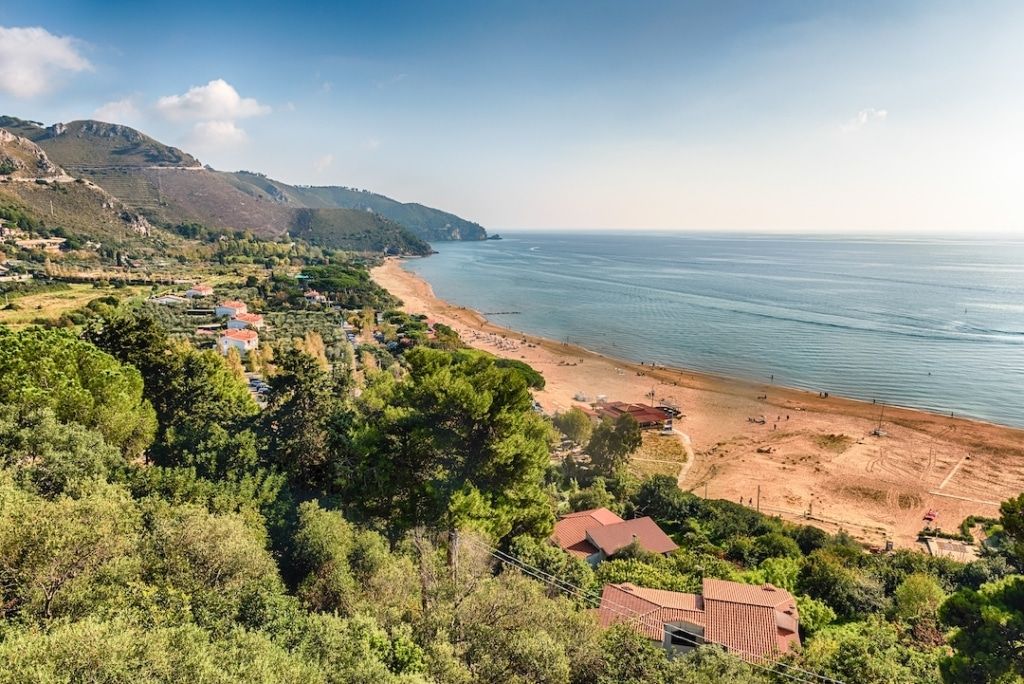 Vue aérienne de la Plage Sperlonga près de Rome