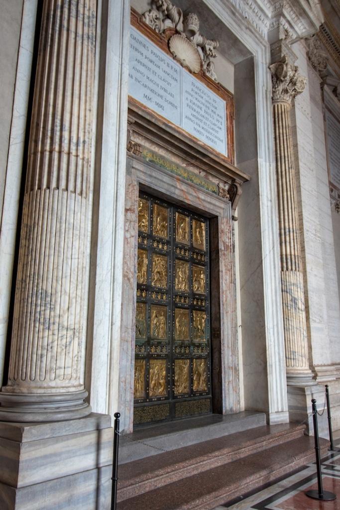 Porte de la Basilique Saint Pierre