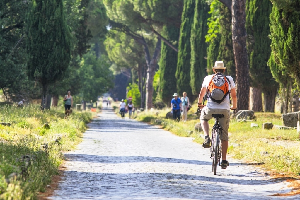 Homme faisant du vélo sur la voie Appia Antica à Rome