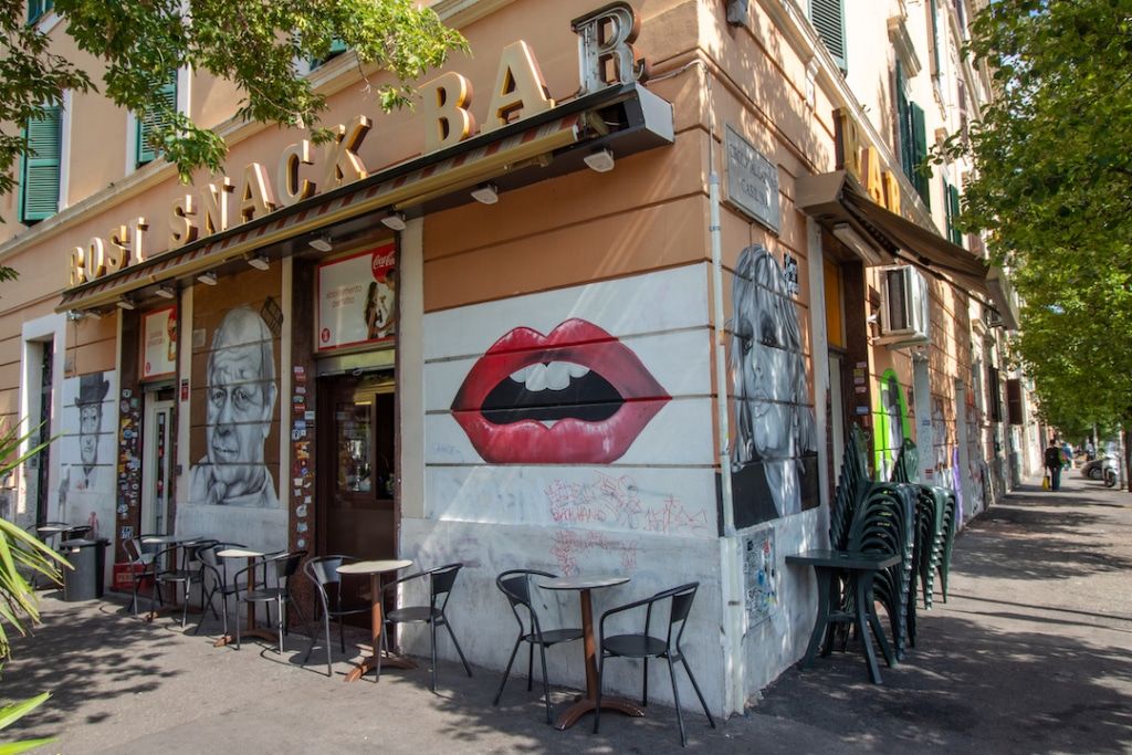 Devanture de bar avec bouche rouge dessinée sur la devanture à Rome