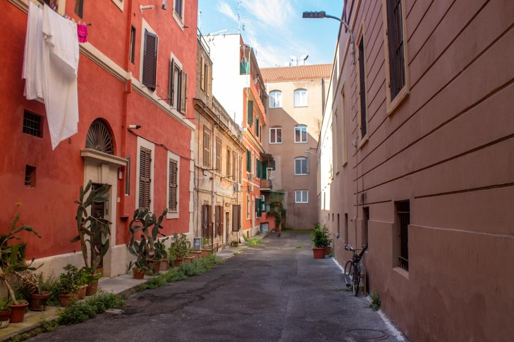 Ruelle colorée dans le Pigneto à Rome