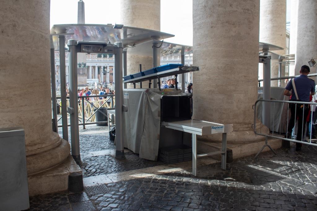 Contrôle de sécurité à la Basilique Saint Pierre à Rome