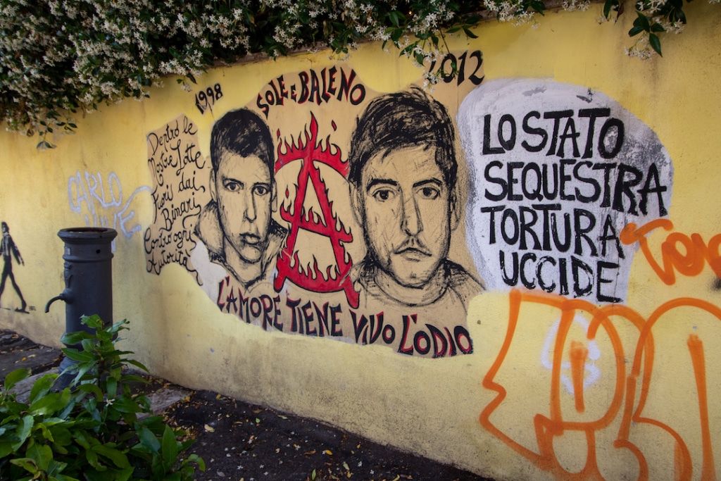 Fresque militante avec deux personnes et l'inscription "l'amore tiene vivo l'odio"