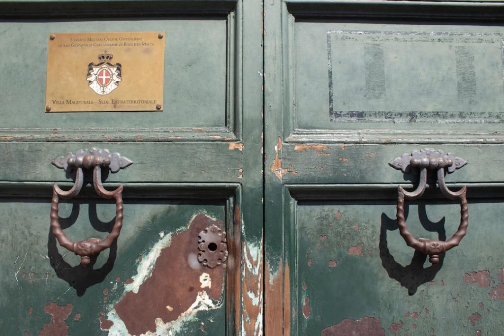 Trou de serrure d'une porte à l'Aventin à Rome