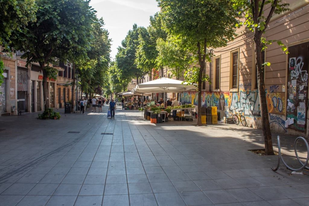 Via del Pigneto avec un marché en plein air installé