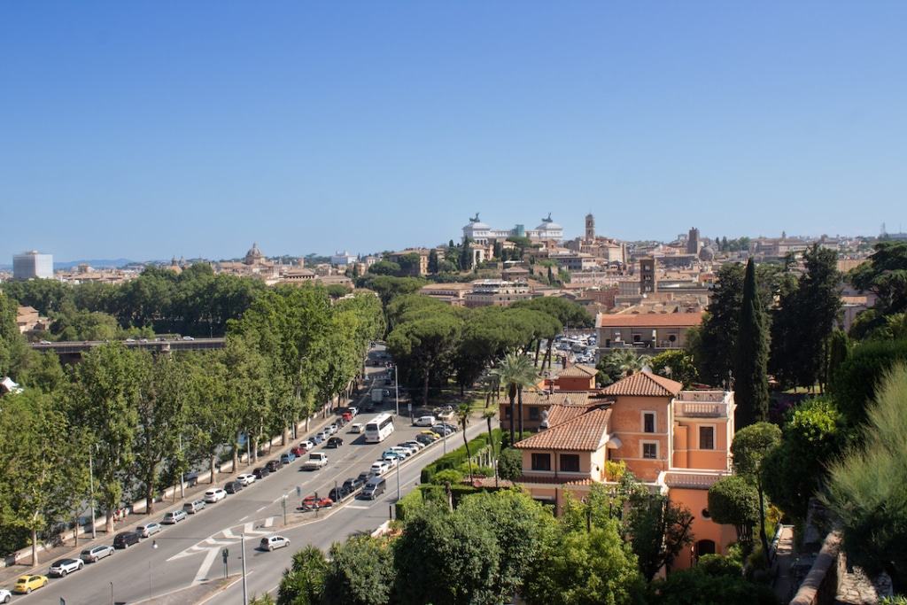 Vue sur Rome depuis le Parco Savello à Rome