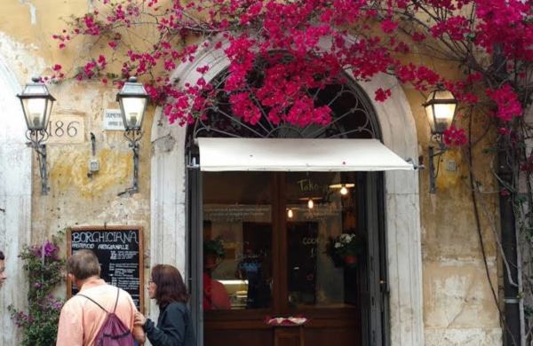 Proche du Vatican, ce restaurant propose des délicieuses pâtes fraîches, que vous pouvez acheter pour en faire chez vous.