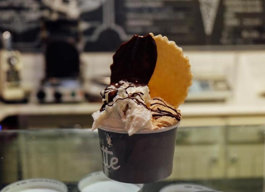 Come il Latte propose des glaces onctueuses et crémeuses qui peuvent être servies dans des cônes faits maison à Rome.