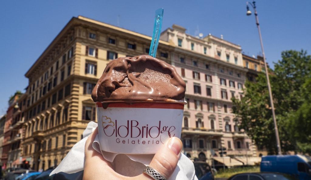 Old Bridge propose des glaces faites à base de produits frais et de lait de la région à Rome.