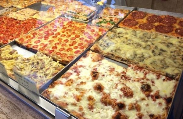 Pizza Florida propose des parts de pizzas à des prix très raisonnables juste à côté de la Fontaine de Trévi.