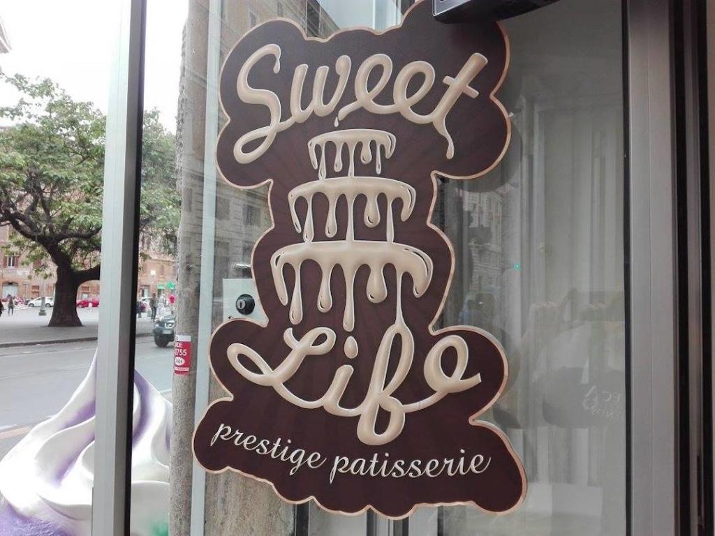 Sweet Life est un glacier passionné par ses glaces. Elles sont fabriquées sur place, dans le laboratoire derrière le magasin, à Rome.