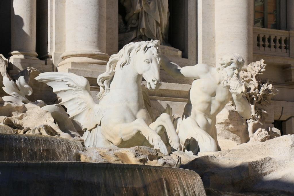 Représentation d'un cheval calme parmi les sculptures de la Fontaine de Trevi