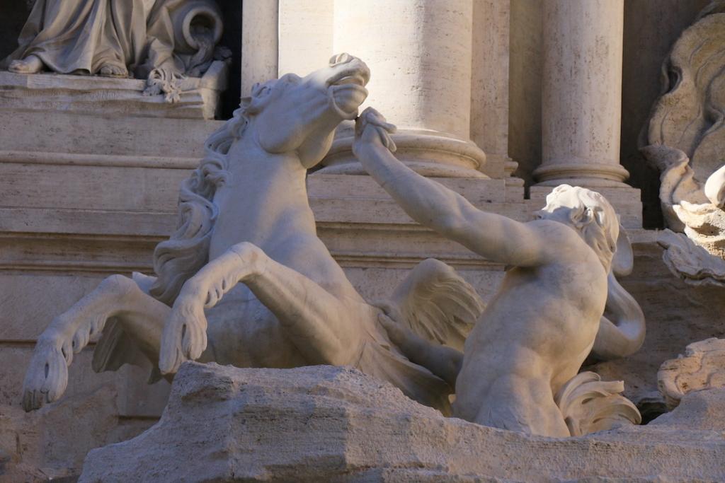 Représentation d'un cheval agité parmi les sculptures de la Fontaine de Trevi