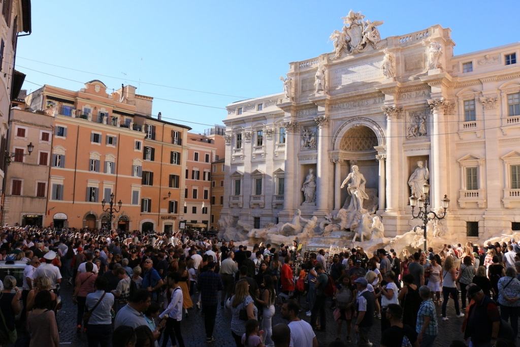 La foule devant la Fontaine de Trevi à Rome