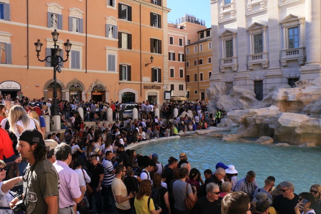 Foule devant la Fontaine de Trevi