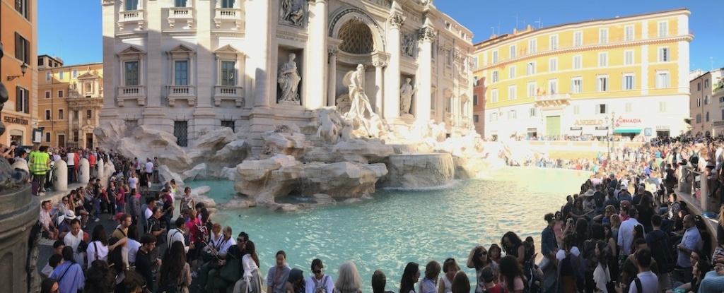 Vue panoramique de la Fontaine de Trevi