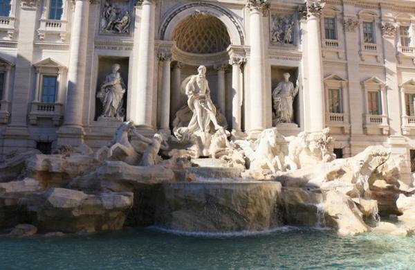 L'imposante sculpture de la Fontaine de Trevi à Rome