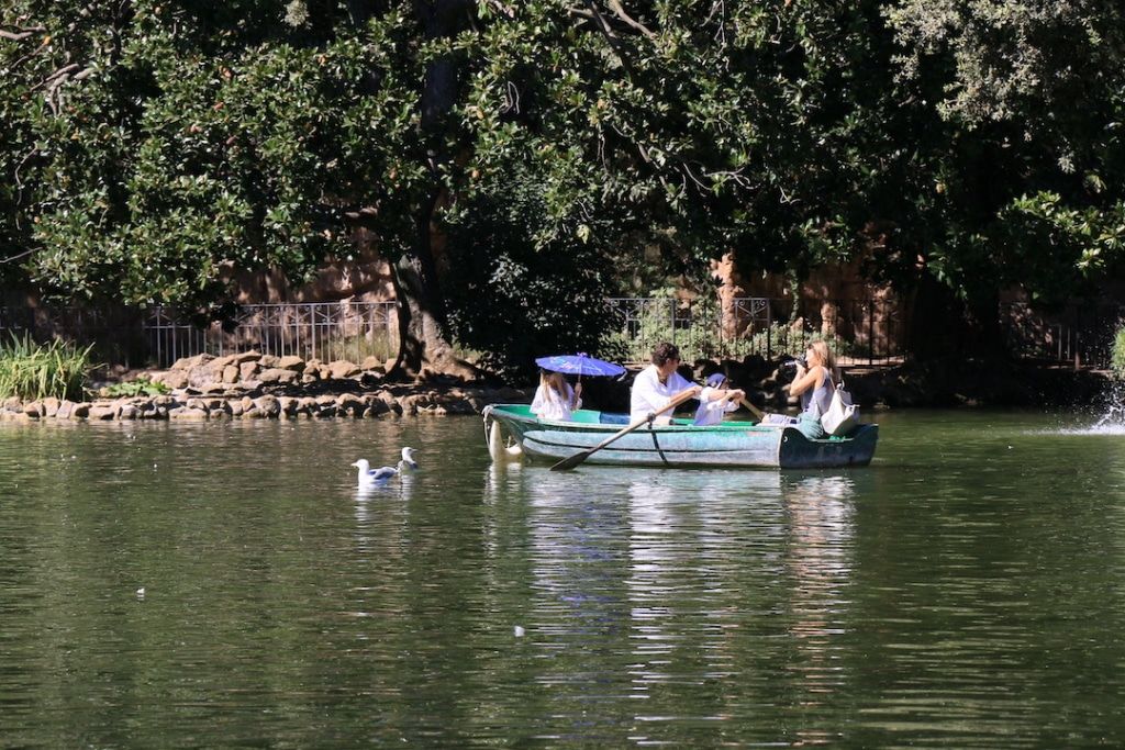 Faire de la barque sur le lac Laghetto de la Villa Borghese à Rome