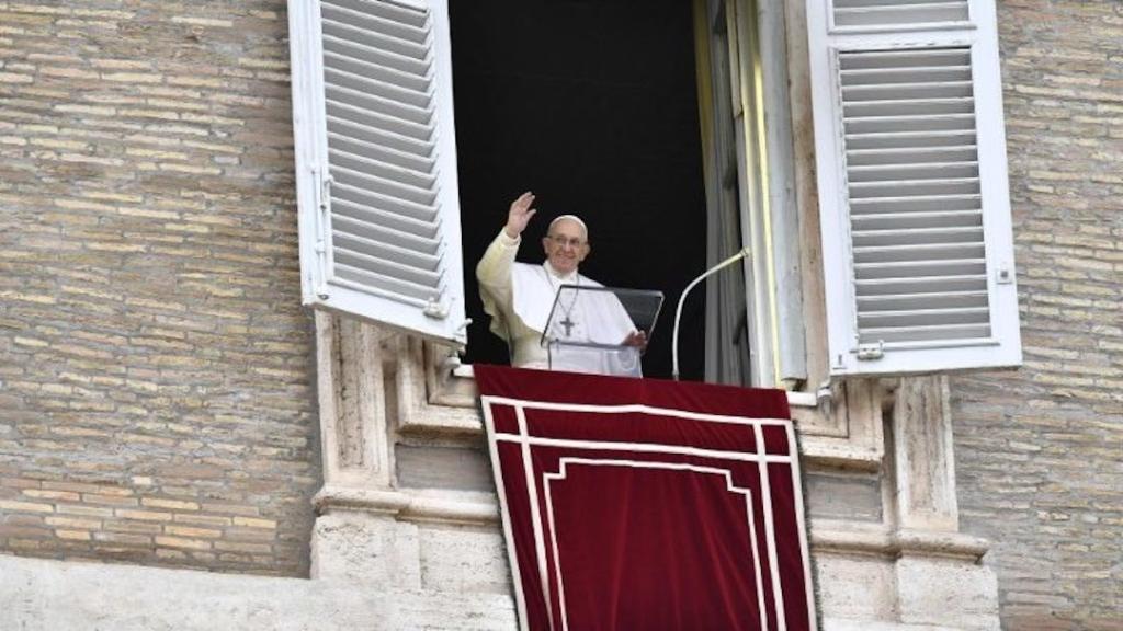 Le pape François à sa fenêtre saluant le public.