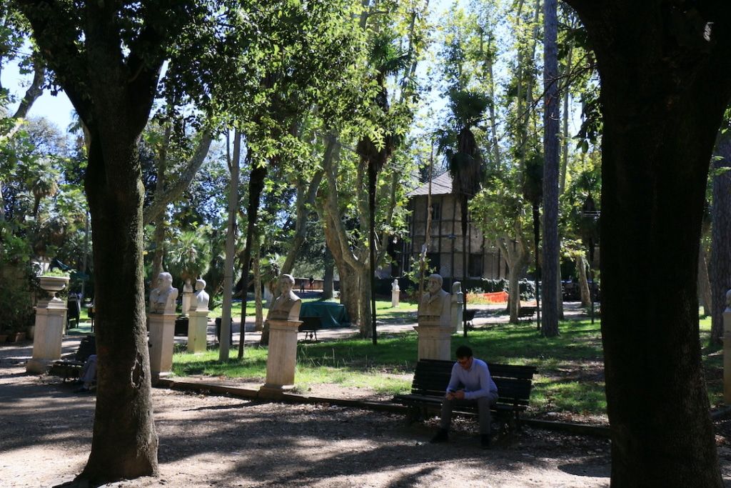 Allées de statues dans la Villa Borghese.