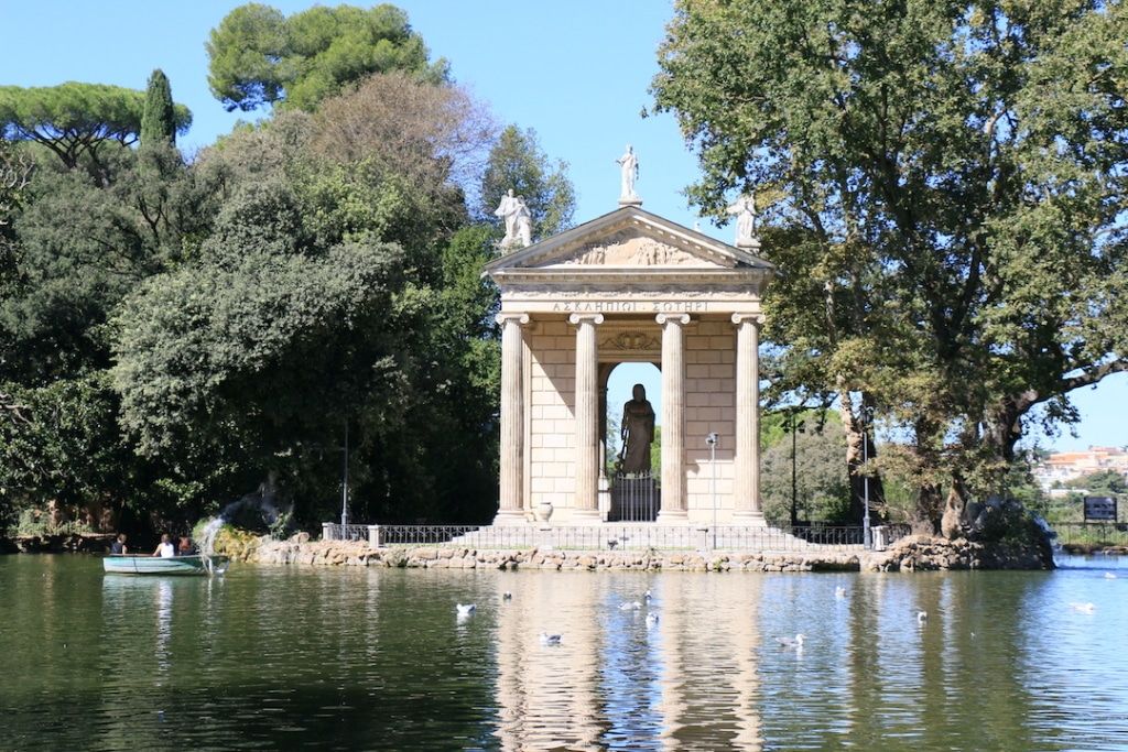 Edifice à côté du lac dans la Villa Borghese.