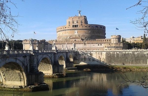 Vue sur le Château Saint Ange avec le pont devant à Rome.