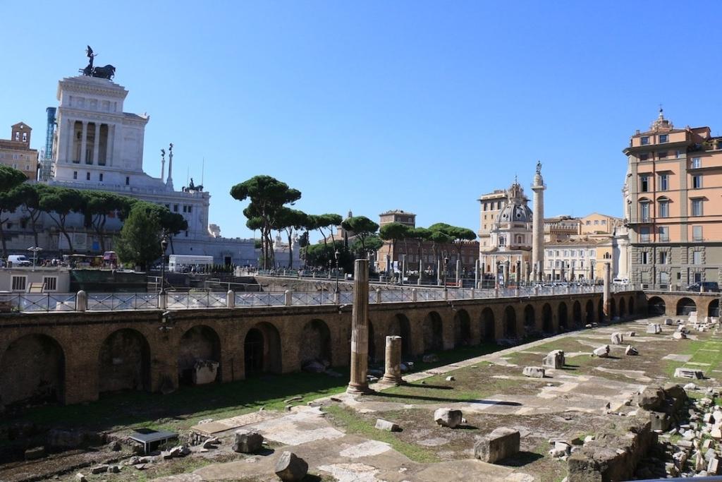 Forums impériaux de Rome à l'avant et Basilique Saint Pierre et Piazza Venezia en arrière plan