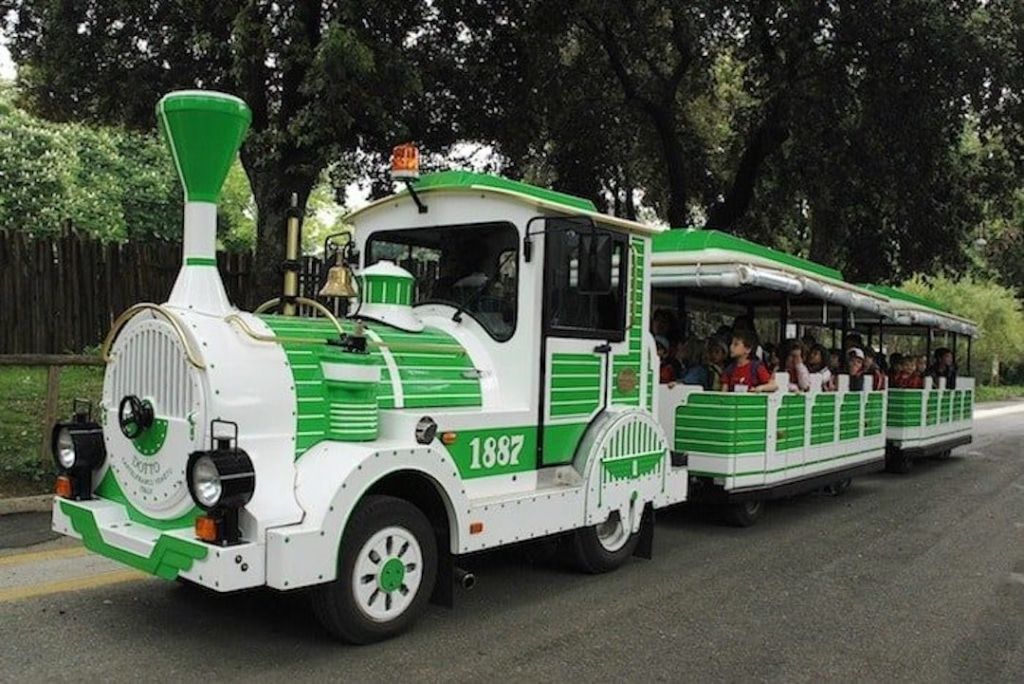 Train vert et blanc du zoo de Rome