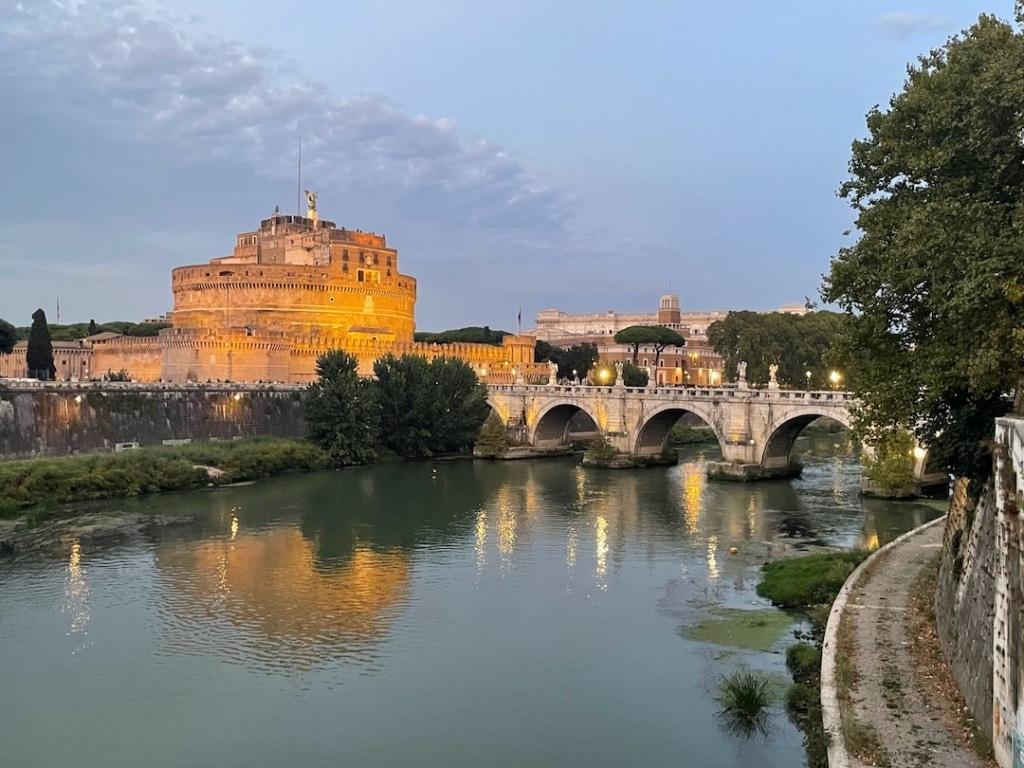 Château Saint Ange avec le Tibre en premier plan au coucher de soleil