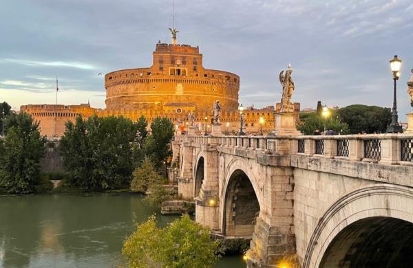 Le château Saint Ange avec le pont Saint Ange en premier plan au coucher de soleil