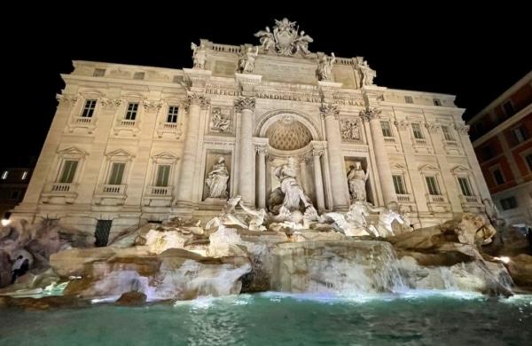 Fontaine de Trevi de nuit à Rome