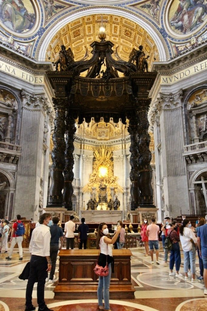 Maître autel avec le baldaquin situé dans dans la basilique Saint Pierre à Rome