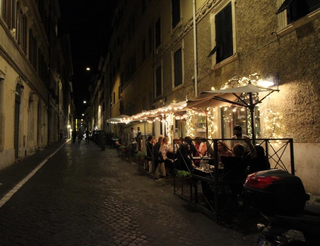 Rues du quartier Monti en soirée à Rome