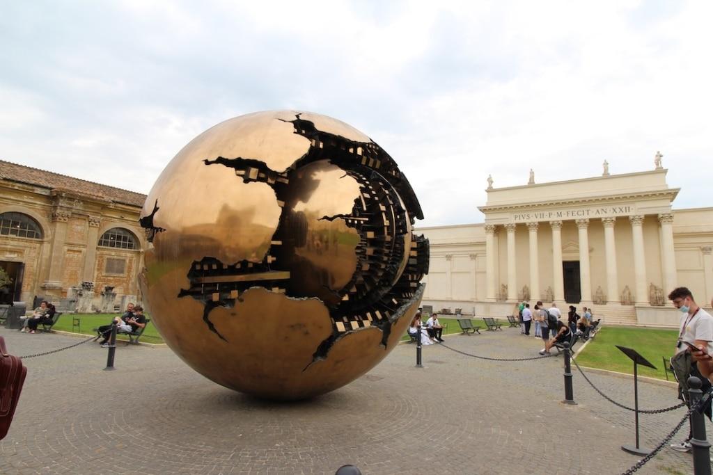 Sculpture sphérique à l'extérieur dans les musées du Vatican