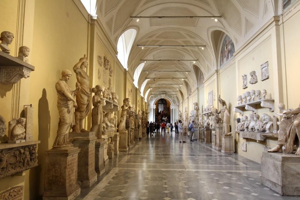 Galerie de statues au musée Chiaramonti au Vatican