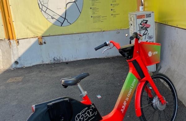 Vélo rouge en libre service à Rome