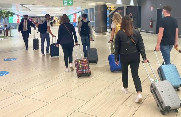 Personnes avec valises à l'aéroport