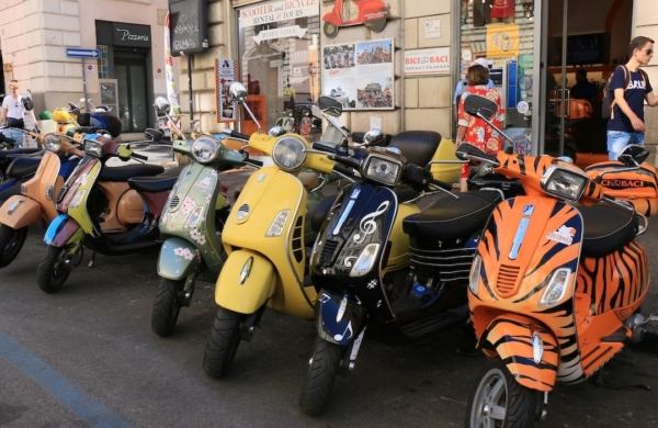 Vespa de différentes couleurs à Rome