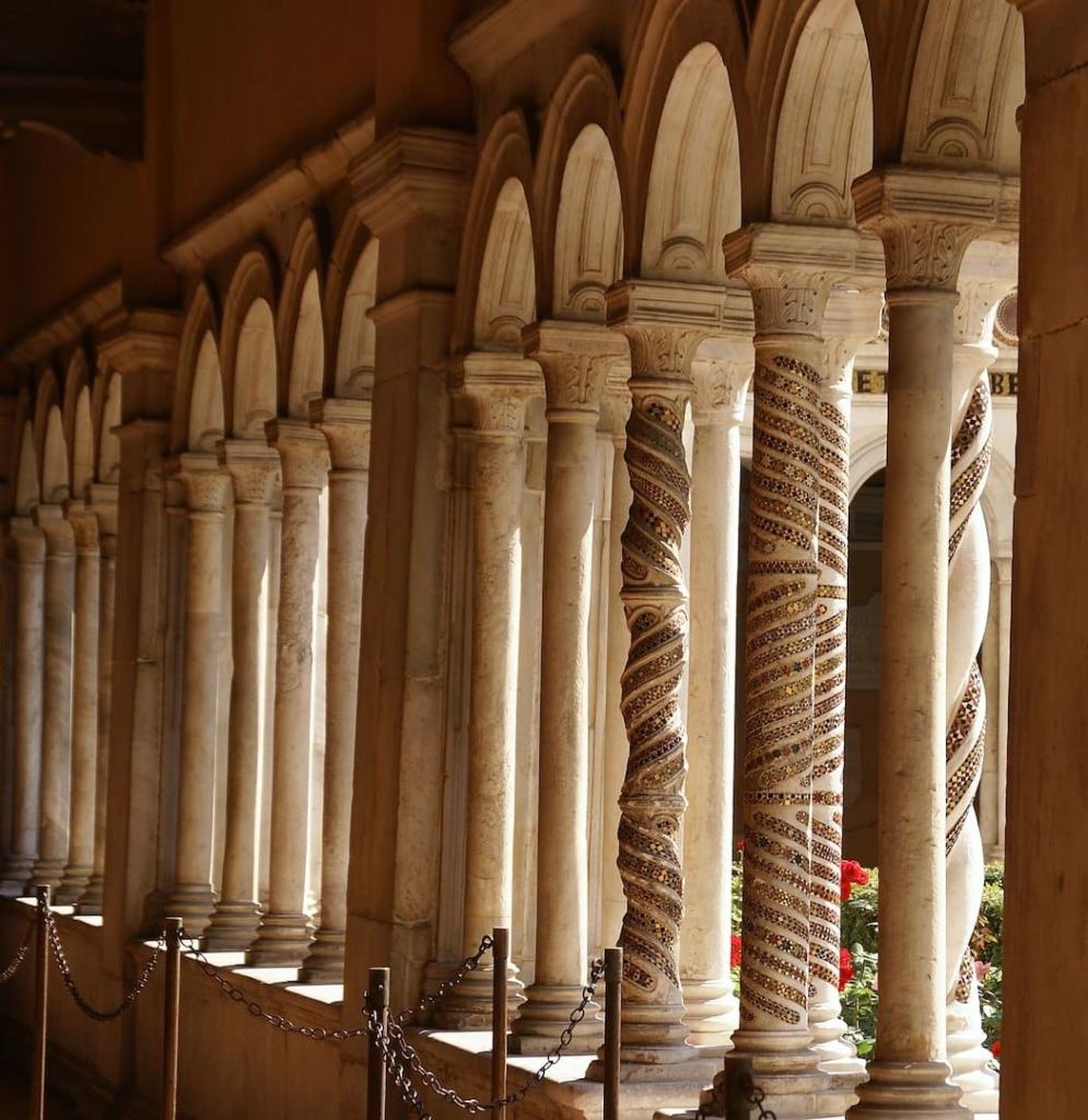 Colonnes torsadées du cloitre de la Basilique Saint Paul hors les Murs à Rome