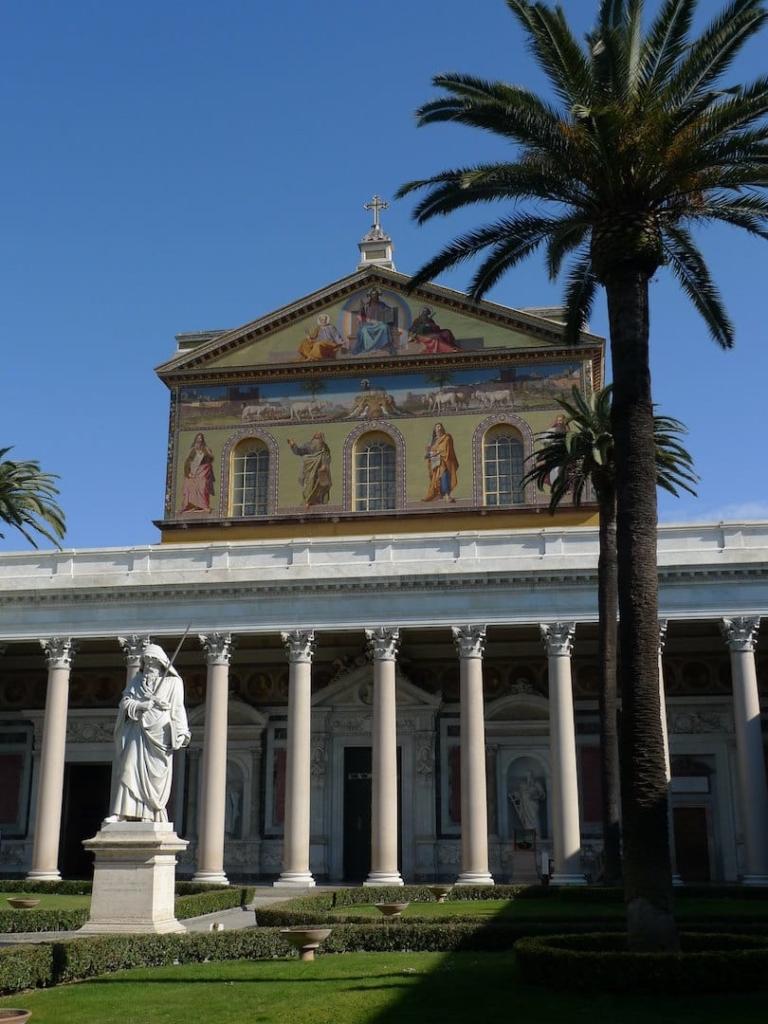 Façade extérieure de la Basilique Saint Paul hors les Murs à Rome