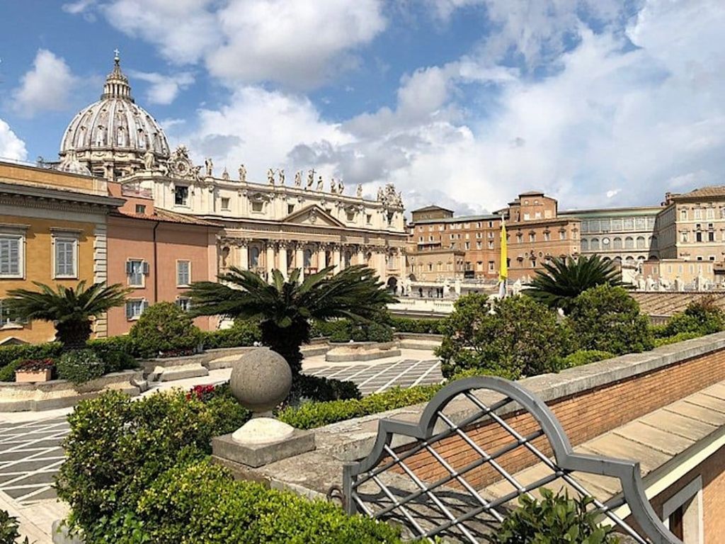 Vue sur la Basilique Saint Pierre depuis un rooftop à Rome