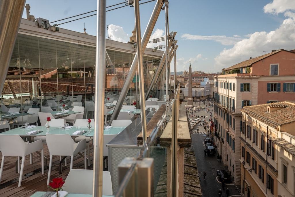 Vue sur la Piazza del Popolo depuis un rooftop à Rome