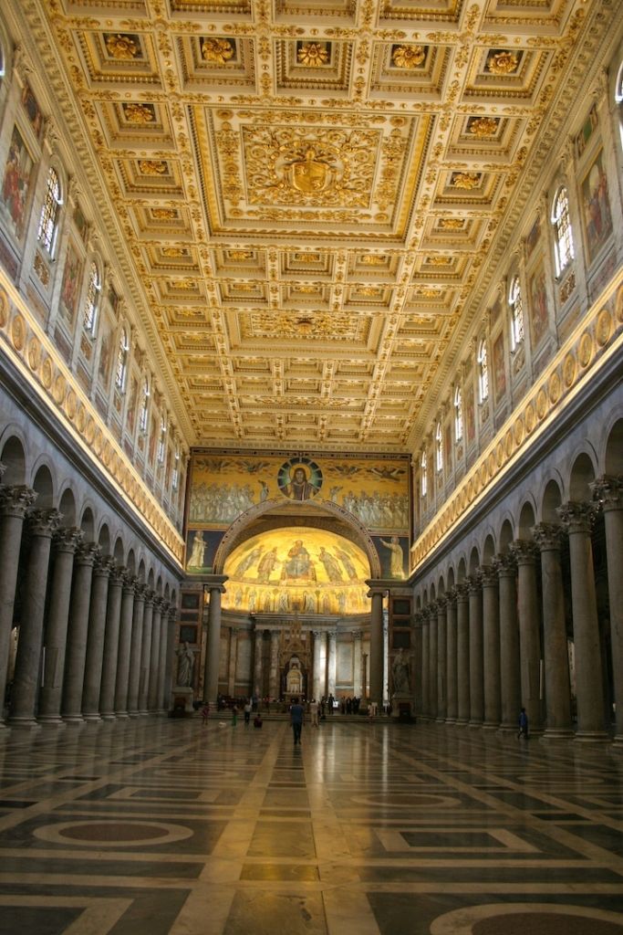 Intérieur avec plafond doré de la Basilique Saint Paul hors les Murs à Rome